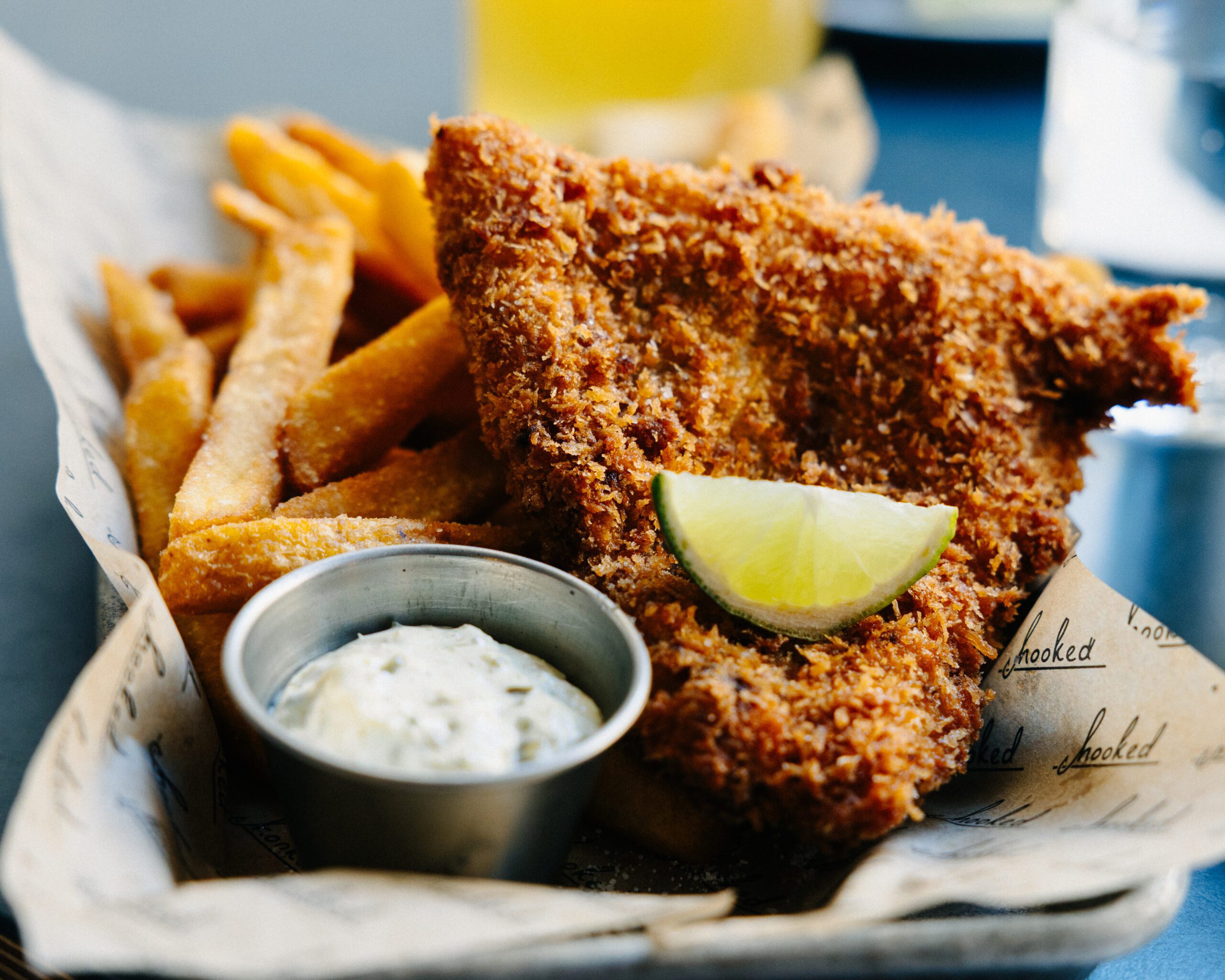 Fish and chips eller Cæsar salat + valgfri drikke hos Hooked #262